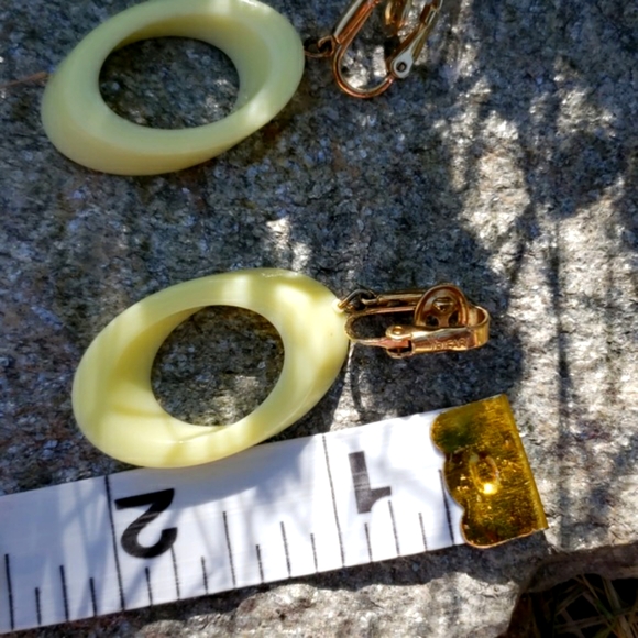 Vintage Trifari MOD Lucite Dangle Disk Earrings - Picture 6 of 6
